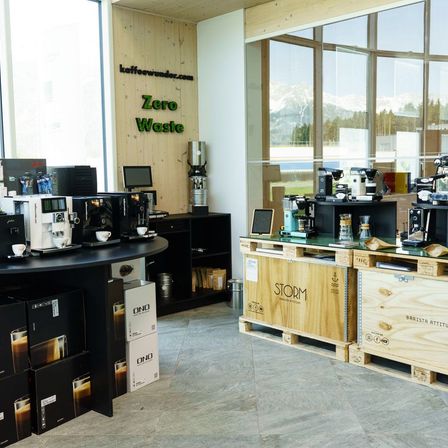 Bild enthält, Shop, Indoors, Market, Grocery Store, Monitor, Supermarket, Handbag, Cup, Building, Factory