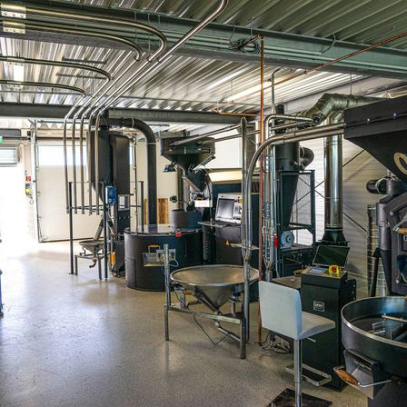 Bild enthält, Architecture, Building, Factory, Manufacturing, Indoors, Workshop, Chair, Furniture, Monitor, Screen