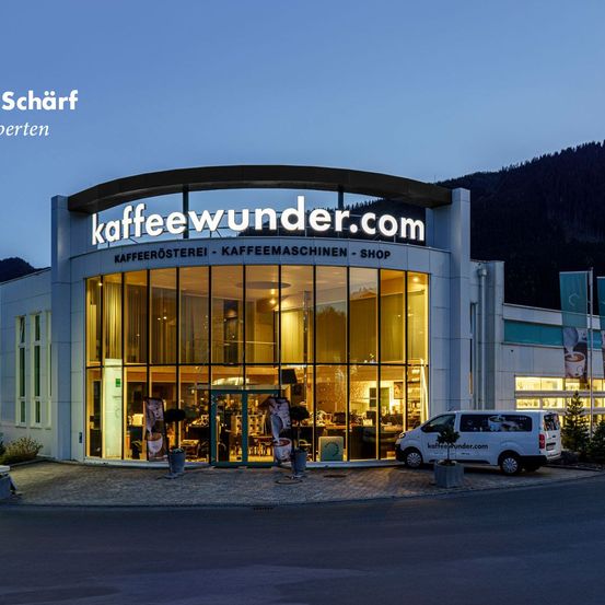 Bild enthält, Car, Car Dealership, Vehicle, Building, Shopping Mall, Office Building, Person, Urban, Wheel, Convention Center