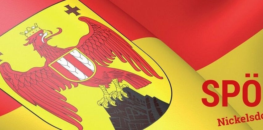 Ein rot-gelbes Emblem mit einem gekrönten Adler und einem Kreuz darauf. Die Worte 'SP Nick' stehen in Rot auf der rechten Seite des Bildes.