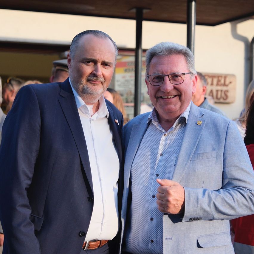 Bild enthält, Blazer, Coat, Jacket, People, Person, Finger, Hand, Hat, Glasses, Portrait