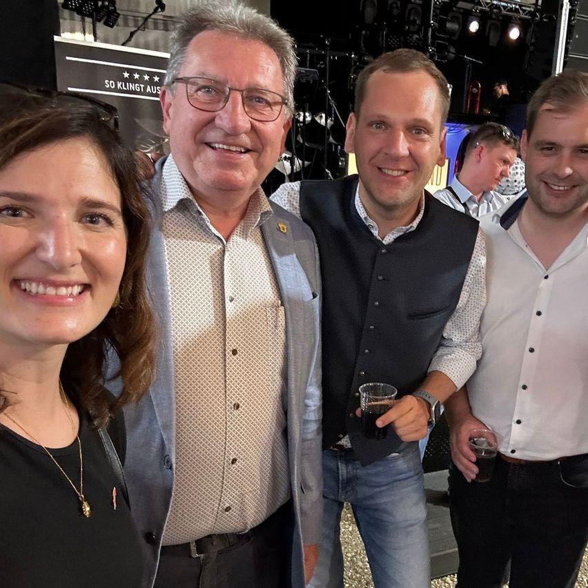 Bild enthält, Pants, Adult, Female, Person, Woman, Photobombing, Glasses, People, Male, Man