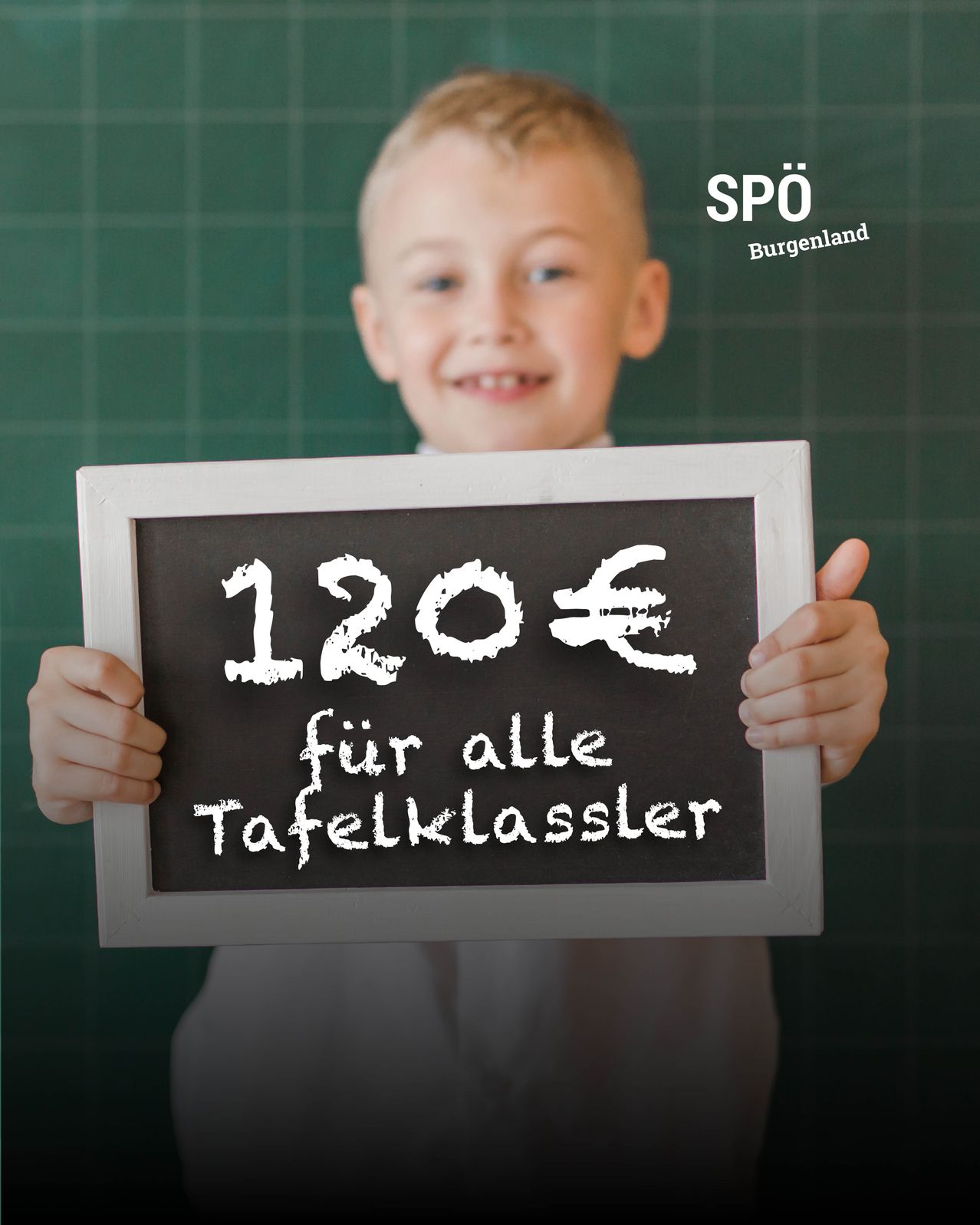 Ein Junge hält ein Schultafel, auf der 120€ für alle Tafelklassler steht. Er lächelt und steht vor einer grünen Tafel.