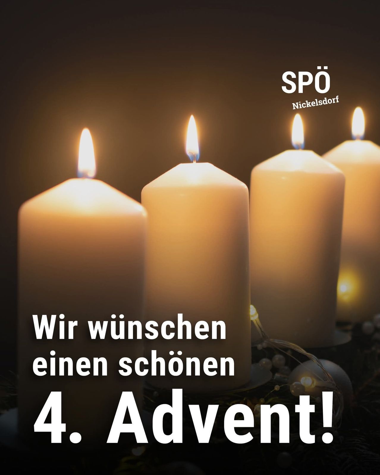 Vier Kerzen sind in einer Reihe angezündet, wobei eine Kerze bereits erloschen ist. Der Text 'Wir wuenschen einen schoenen 4 Advent!' ist in Weiß geschrieben. Es sieht aus wie eine Weihnachtswerbung.