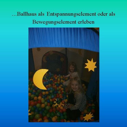 Zwei junge Mädchen spielen in einem Ballbad mit blauem Vorhang und gelben Sternen und einem Mond.