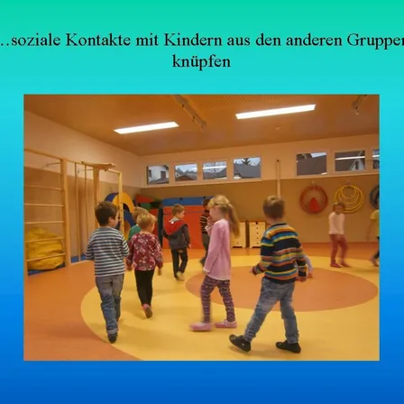 Kinder in einem Spielzimmer mit blauem Rand, die soziale Kontakte mit Kindern aus anderen Gruppen knüpfen.