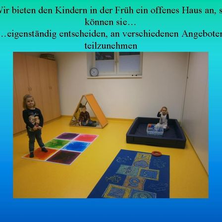 Ein Raum mit gelbem Boden, ein Kind steht auf einem bunten Teppich, ein Kind sitzt auf einem blauen Teppich und ein Kind sitzt auf einem schwarzen Teppich.
