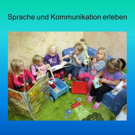 Eine Gruppe junger Mädchen sitzt auf einer Couch, liest Bücher und Spielzeug liegt auf dem Boden verstreut. Der Text auf dem Bild lautet 'Sprache und Kommunikation erleben'.
