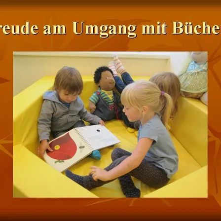 Drei Kinder sitzen auf einer gelben Couch, eines liest ein Buch, ein anderes hält eine Puppe und das dritte schaut in das Buch. Der Hintergrund ist unscharf.