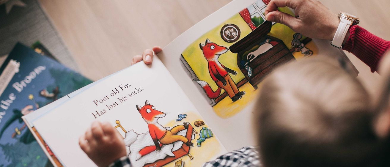 Bild enthält, Clothing, Footwear, Shoe, Hand, Person, Finger