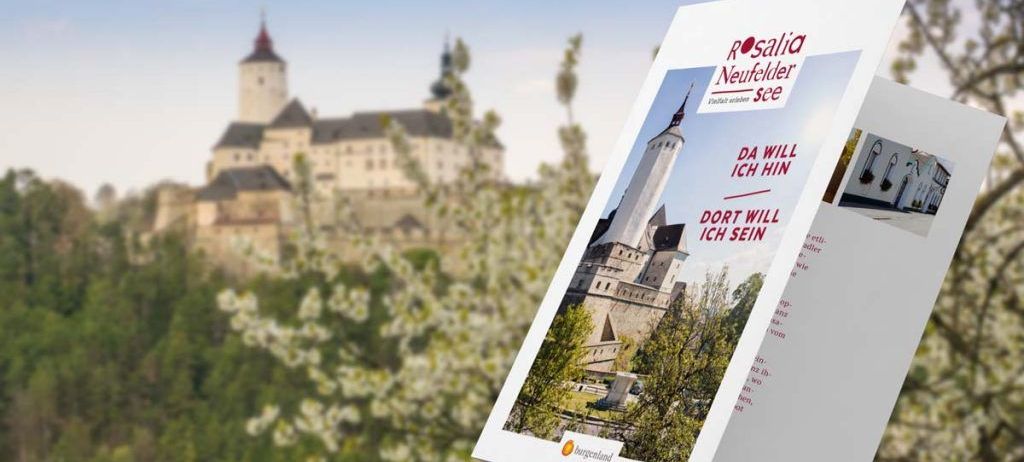 Bild enthält, Advertisement, Poster, Plant, Vegetation, Business Card, Paper, Text, Nature, Outdoors