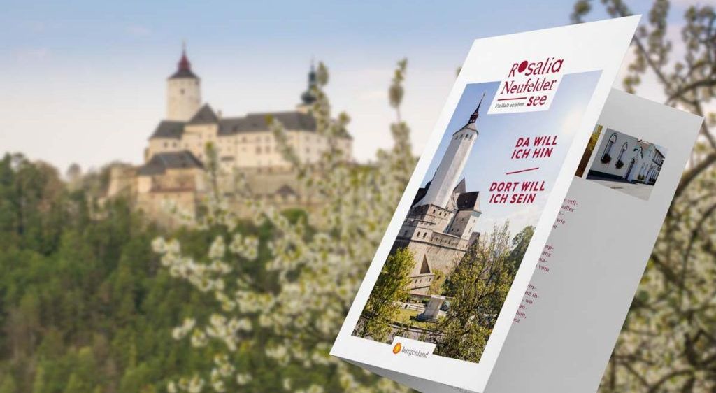 Bild enthält, Advertisement, Poster, Plant, Vegetation, Business Card, Paper, Text, Nature, Outdoors