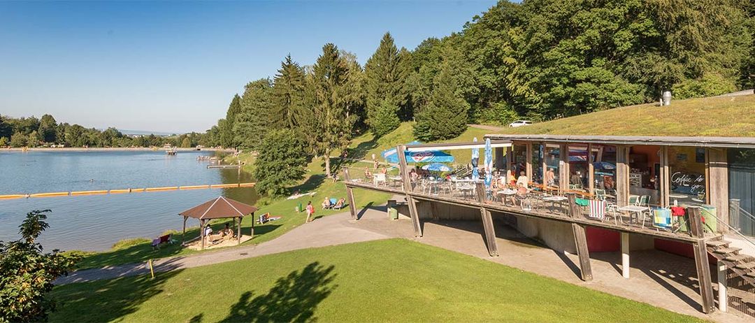 Bild enthält, Nature, Outdoors, Scenery, Lakefront, Architecture, Building, Person, Bridge