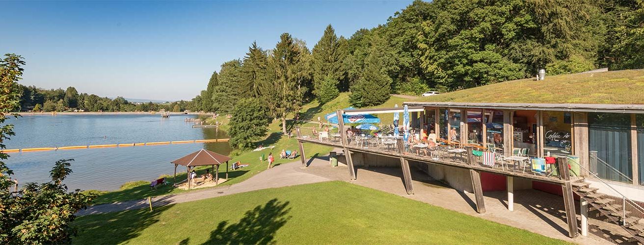 Bild enthält, Nature, Outdoors, Scenery, Lakefront, Architecture, Building, Person, Bridge