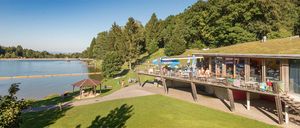 Bild enthält, Nature, Outdoors, Scenery, Lakefront, Architecture, Building, Person, Bridge