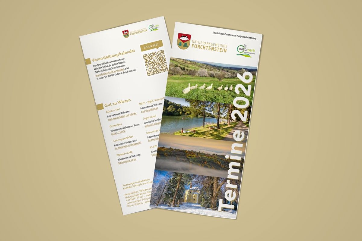 Zwei Broschüren für den Naturpark Forchtenstein. Eine hat einen QR-Code und eine Liste von Kontaktinformationen. Die andere zeigt landschaftliche Bilder von Wasser, Landschaft und einem Gebäude.