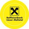 Gelbes kreisförmiges Logo mit zwei gekreuzten Hämmern in Schwarz auf der linken Seite und dem Text Raiffeisenbank Lieser-Maltata darunter