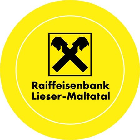Gelbes kreisförmiges Logo mit zwei gekreuzten Hämmern in Schwarz auf der linken Seite und dem Text Raiffeisenbank Lieser-Maltata darunter