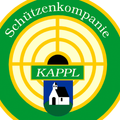 Das Logo der Schutzenkompanie Kappl zeigt ein kreisförmiges Design mit einem Zielmuster in Grün und Gelb. In der Mitte befindet sich eine weiße Kirche mit schwarzem Dach, vor einem blauen Schild. Der Text 'KAPPL' steht in Grün auf einem grünen Banner.