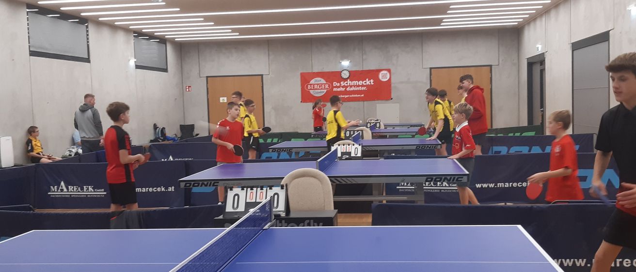 Bild enthält, Person, Boy, Male, Teen, Ping Pong, Sport, Ping Pong Paddle, Racket