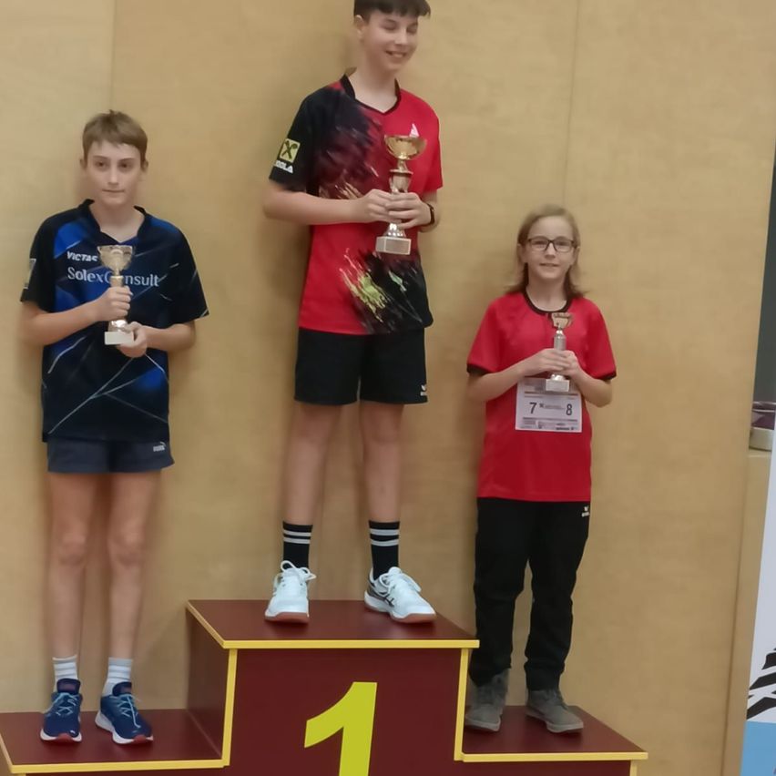 Bild enthält, Person, Clothing, Shorts, T-Shirt, Trophy, Accessories, Glasses