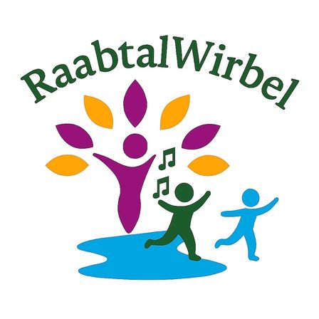 Eine bunte Illustration zeigt einen Baum mit Musiknoten darüber. Zwei Kinder, eines grün und eines blau, tanzen davor.