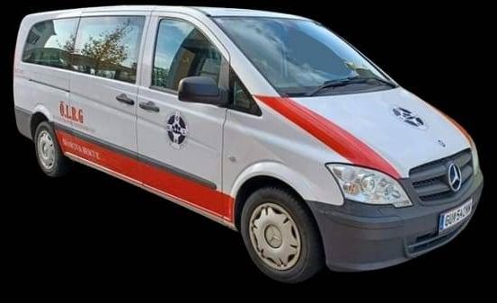 Ein weißer und roter Mercedes-Benz Vito Van mit roten Zierleisten ist auf schwarzem Hintergrund abgebildet. Der Van hat das Logo und den Text 'LLRG' an der Seite.