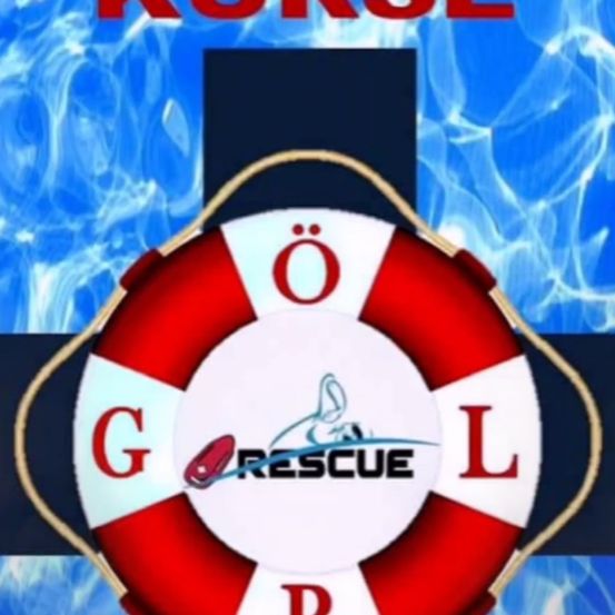 Ein roter und weißer Rettungsring mit den Buchstaben G, L und R. Er hängt an einem gelben Seil vor einem blauen Wasserhintergrund.