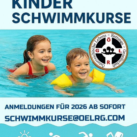 Ein Bild zeigt zwei Kinder, die im Pool schwimmen, ein Mädchen in Rot und ein Junge in Gelb. Der deutsche Text lautet 'Kinder Schwimmkurse' und 'Anmeldungen für 2026 ab sofort Schwimmkurse@oelrg.com'.