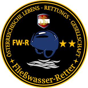 Ein rundes Emblem mit einem blauen Helm, drei Sternen und dem Text 'FW-R' auf schwarzem Hintergrund mit einem Wappen und den Worten 'Lebens-Rettungs-Gesellschaft'.