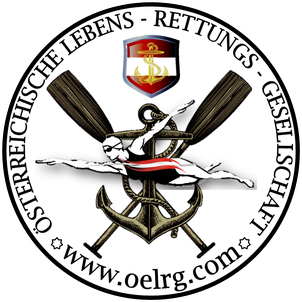 Rundes Emblem mit einer Taucherin in Schwimmbrille und rot-weißem Badeanzug, einem Anker und einem Schild mit Anker und Kreuz. Es steht 'Osterreichische Lebens-Rettungs-Gesellschaft'. Webseite: www.oelrg.com.