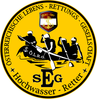 Das Logo zeigt ein Boot mit vier rudernden Personen. Es enthält den Text O.L.R.G. und SEG. Das Emblem ist auf einem gelben Hintergrund mit schwarzem Umriss und Sternen auf beiden Seiten.