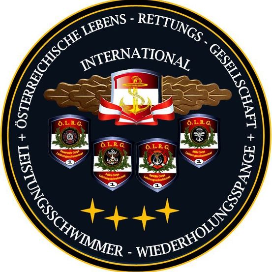 Das Emblem zeigt einen schwarzen Kreis mit goldenen Sternen und vier Schilden. Jeder Schild trägt 'O.L.R.G.' und ein Logo. Darüber ist eine rot-weiße Flagge mit einem gelben Anker zu sehen. Der Text lautet 'Internationale Lebensrettungsgesellschaft + Rettungsschwimmer'.