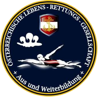 Ein kreisförmiges Emblem mit einem Schwimmer, Wellen und einem Anker. Es steht 'Osterreichische Lebens-Rettungs-Gesellschaft'. Es hat einen gelben Rand.