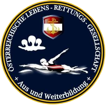 Ein blaues kreisförmiges Emblem zeigt einen Schwimmer in Bewegung, mit einem Anker darüber und den Worten 'Osterreichische Lebens-Rettungs-Gesellaschaft' entlang des Randes.