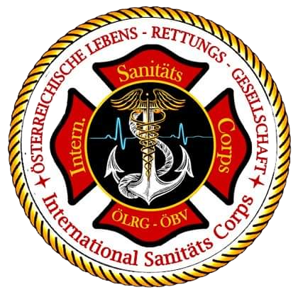 Das Emblem zeigt einen Anker mit einem medizinischen Kreuz in der Mitte, umgeben von einem roten Schild. Die Worte 'International Sanitäts Corps' sind in einem gelben Rand geschrieben. Der Hintergrund ist schwarz.