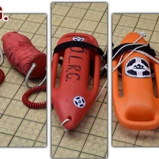 Vier verschiedene Ansichten eines Rettungsrings mit den Buchstaben RG. Einige sind orange, andere rot.