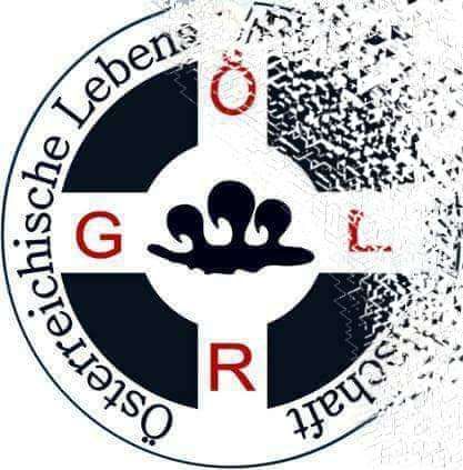 Das Emblem eines roten Kreuzes mit den Buchstaben GR darin, umgeben von einem weißen Kreis, in Schwarz und Weiß.