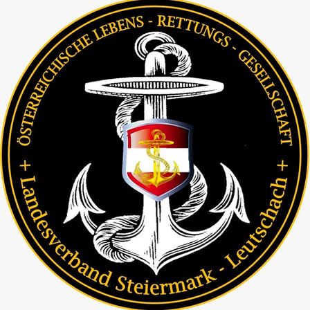 Rundes Emblem mit gelbem Rand, das einen Anker mit einem Seil und einen Schild mit dem Wappen des Osterreichischen Lebensrettungsverbandes zeigt. Der Schild hat einen roten Hintergrund mit einem gelben Anker und den Buchstaben 'OELR'. Die Worte 'Osterreichische Lebensrettungs-Gesellschaf' sind in Gelb geschrieben.