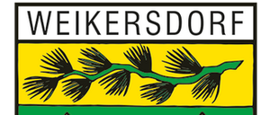 Das Wappen von Weikersdorf zeigt einen Schild mit einem schwarzen unteren Teil und einem grünen und gelben oberen Teil. Ein gelber Stern befindet sich in der Mitte des schwarzen Bereichs. Über dem Stern befindet sich ein gelbes Gebäude mit zwei Fenstern auf jeder Seite, einer großen Tür in der Mitte und einem Tannenzweig oben.