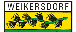 Das Wappen von Weikersdorf zeigt einen Schild mit einem schwarzen unteren Teil und einem grünen und gelben oberen Teil. Ein gelber Stern befindet sich in der Mitte des schwarzen Bereichs. Über dem Stern befindet sich ein gelbes Gebäude mit zwei Fenstern auf jeder Seite, einer großen Tür in der Mitte und einem Tannenzweig oben.