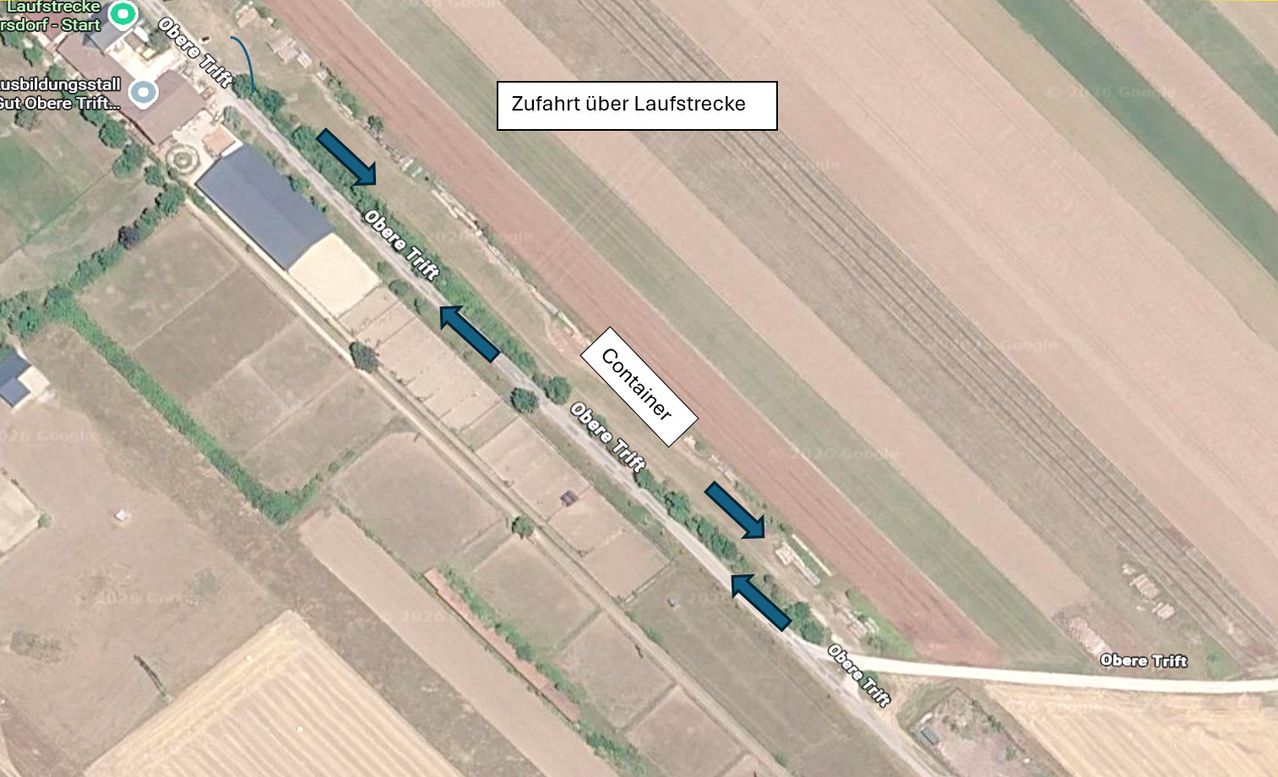 Luftaufnahme eines ländlichen Gebiets mit Straßen, die mit 'Obere Trift' und 'Container' beschriftet sind. Pfeile zeigen die Fahrtrichtungen über Feldwege an.
