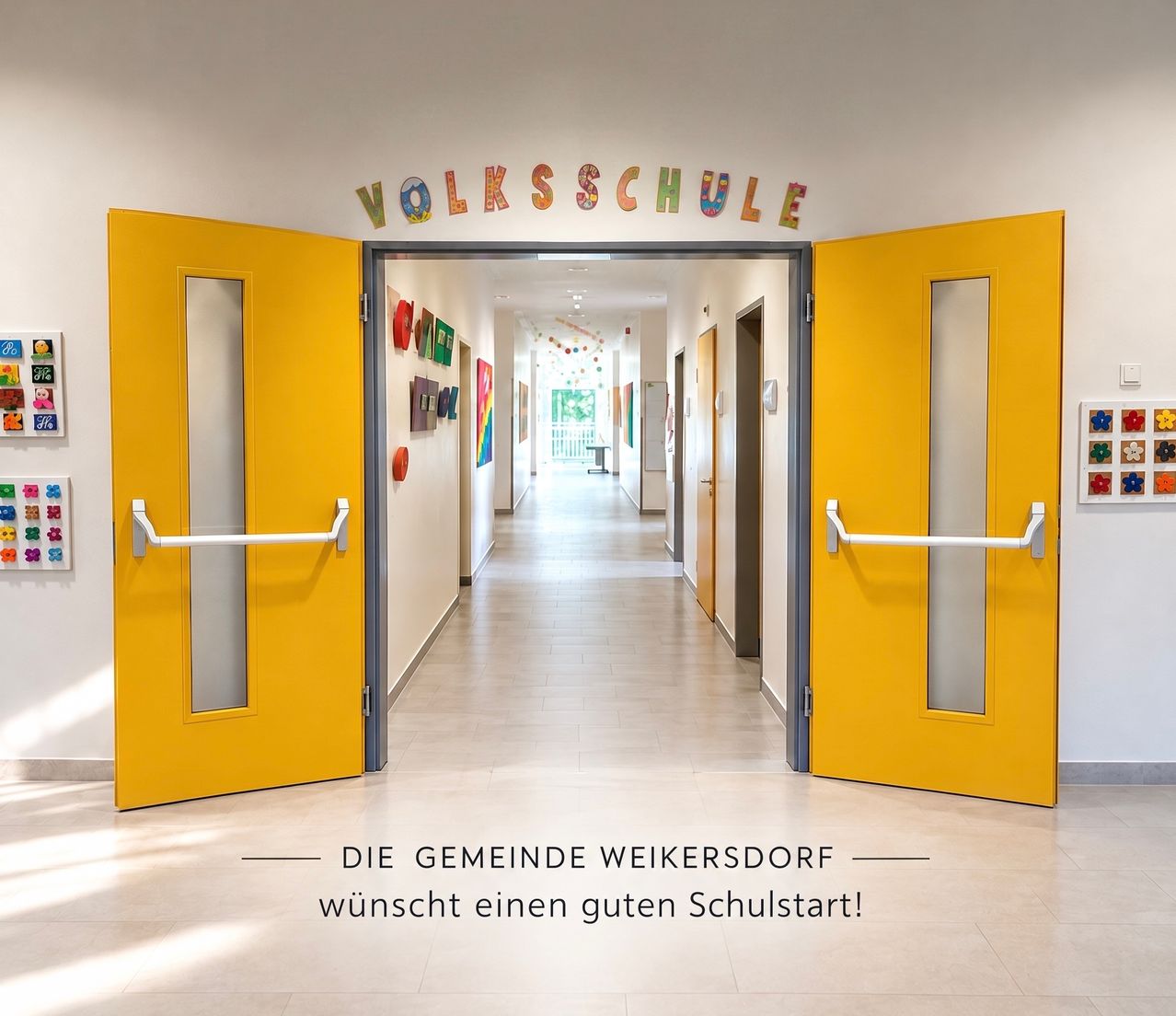 Eine offene gelbe Tür, die zu einem Flur in einer Schule führt, mit bunten Buchstaben, die 'Volksschule' an der Wand buchstabieren, und einer Nachricht darunter, die einen guten Schulstart wünscht.