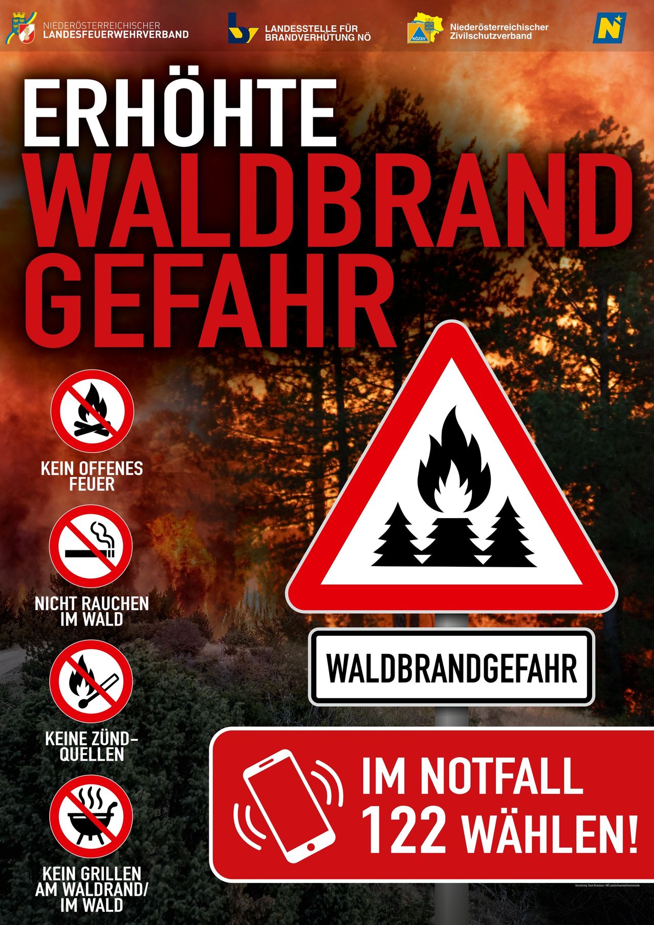 Ein Plakat warnt vor Waldbrandgefahr. Es zeigt ein rotes Dreieck mit einem brennenden Baumsymbol und verbietet offenes Feuer, Rauchen und Funken. Es weist auch auf ein Mobilfunksignal für Notfälle hin.