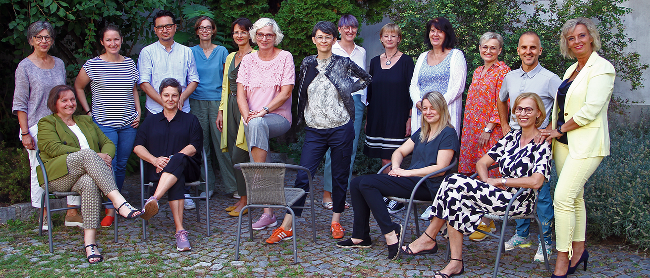 Bild enthält, People, Person, Groupshot, Adult, Female, Woman, Male, Man, Shoe, Pants