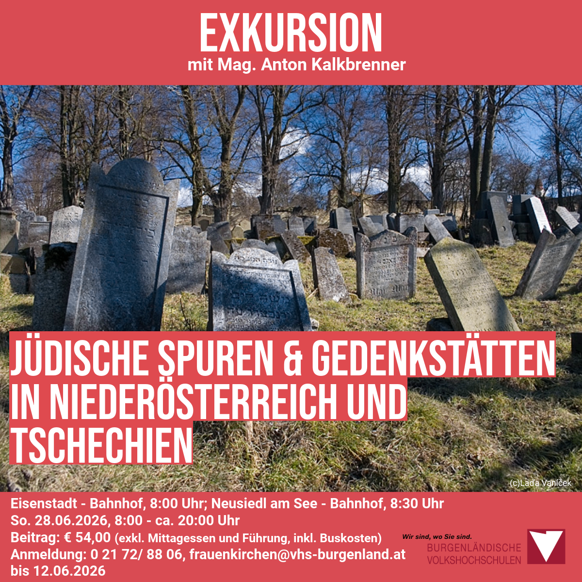 Plakat für eine Führung mit Anton Kalkbrenner, das eine Friedhofslandschaft zeigt. Die Veranstaltung trägt den Titel Jüdische Spuren & Gedenkstätten in Niederösterreich und Tschechien. Details umfassen Treffzeiten, Orte und eine Anmeldefrist.