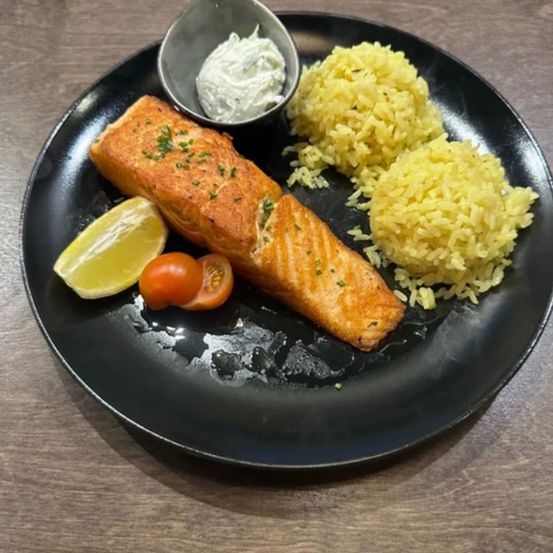 Bild enthält, Food, Food Presentation, Seafood, Salmon, Plate, Cream, Dessert, Ice Cream, Bread