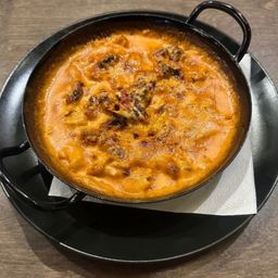 Bild enthält, Food, Food Presentation, Cooking Pot, Cookware, Pot, Meat, Mutton, Plate