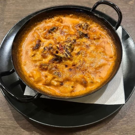 Bild enthält, Food, Food Presentation, Cooking Pot, Cookware, Pot, Meat, Mutton, Plate