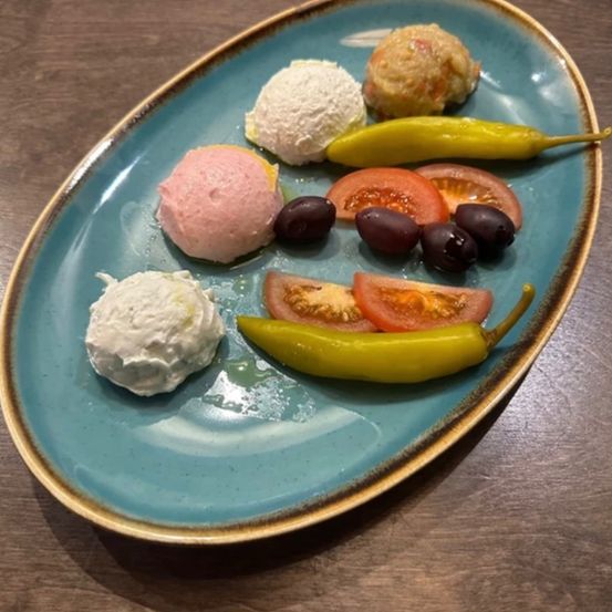 Bild enthält, Food, Food Presentation, Cream, Dessert, Ice Cream, Plate